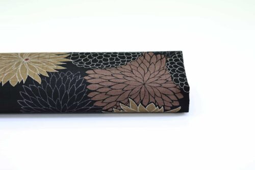 Tissu Japonais Chrysanthèmes en éclat fond noir. Japanese fabric