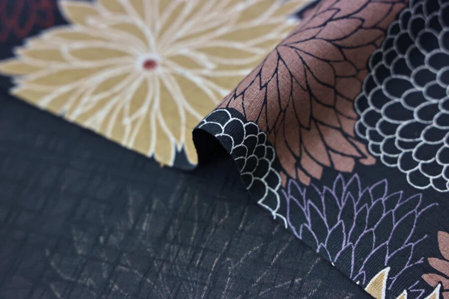 Tissu Japonais Chrysanthèmes en éclat fond noir. Japanese fabric