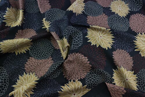 Tissu Japonais Chrysanthèmes en éclat fond noir. Japanese fabric