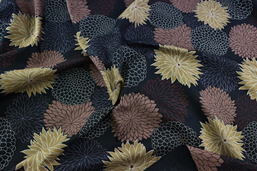 Tissu Japonais Chrysanthèmes en éclat fond noir. Japanese fabric