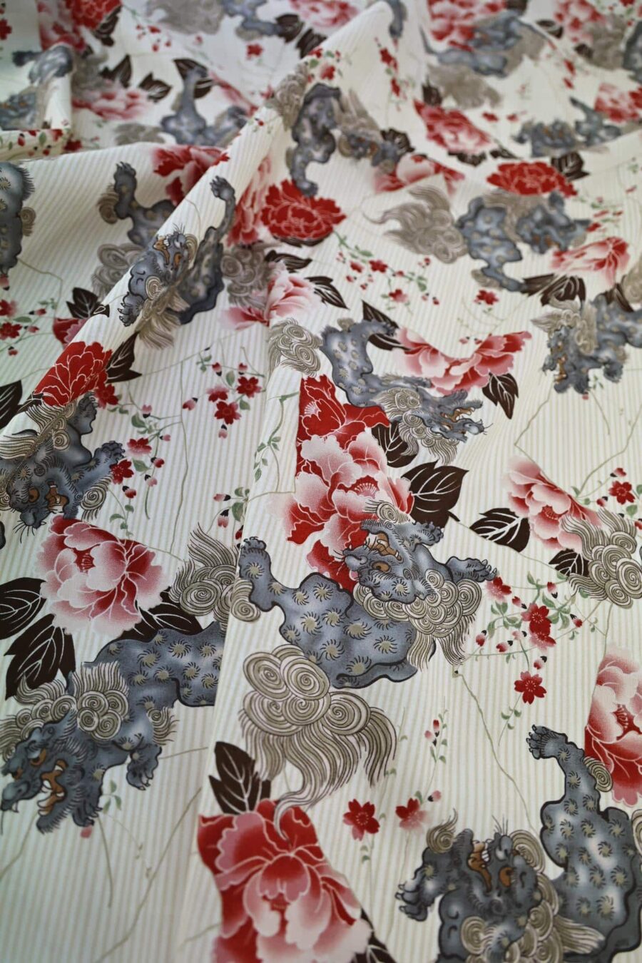 Tissu Japonais Komainu de Kokka fond écru. Japanese fabric