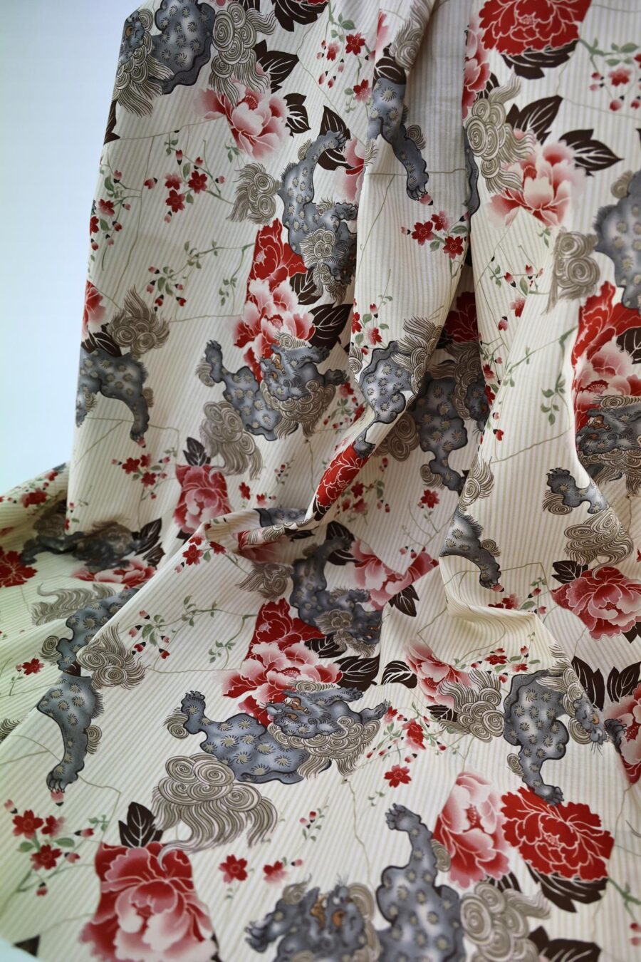 Tissu Japonais Komainu de Kokka fond écru. Japanese fabric