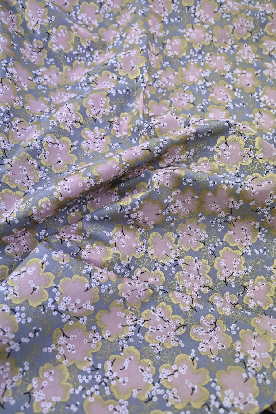 Tissu Japonais Ume rose doré fond gris. Japanese fabric