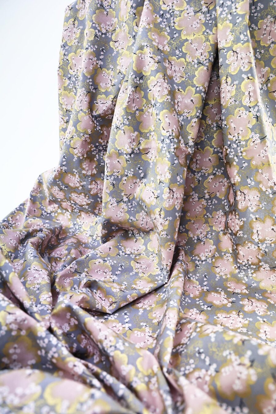 Tissu Japonais Ume rose doré fond gris. Japanese fabric