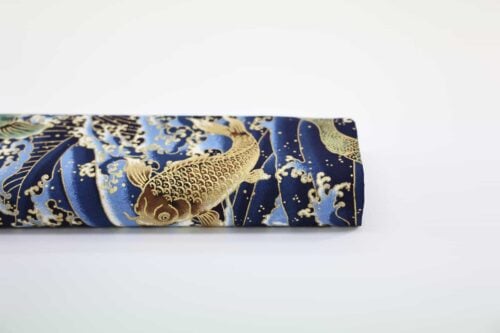 Tissu carpes dorées dans vagues bleues. Japanese fabric.
