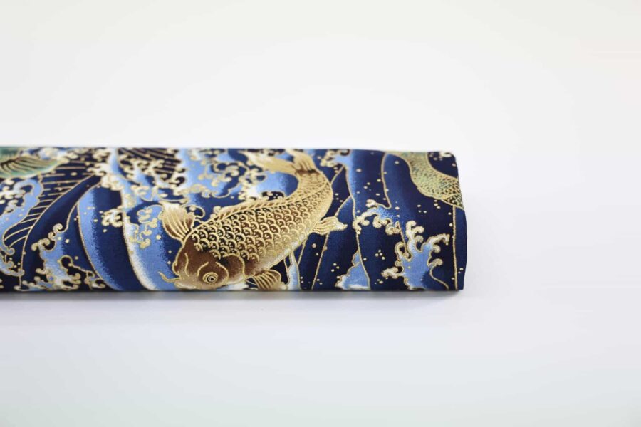 Tissu carpes dorées dans vagues bleues. Japanese fabric.