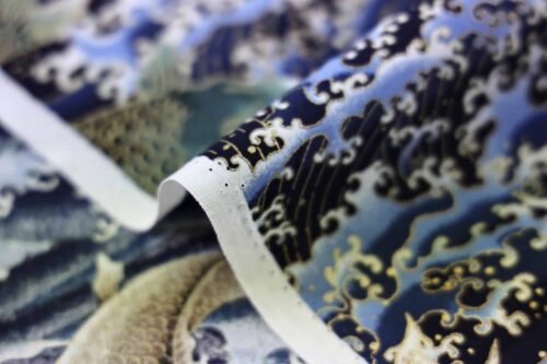 Tissu carpes dorées dans vagues bleues. Japanese fabric.