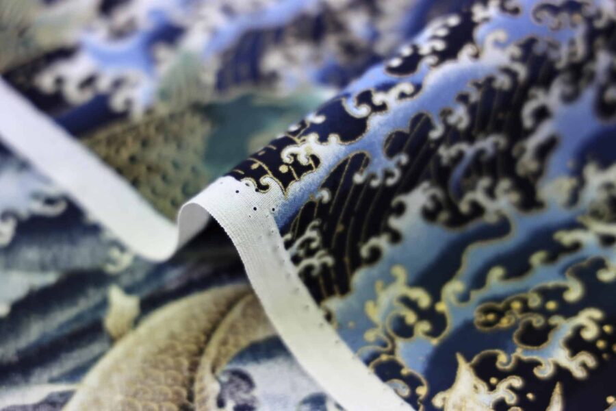 Tissu carpes dorées dans vagues bleues. Japanese fabric.