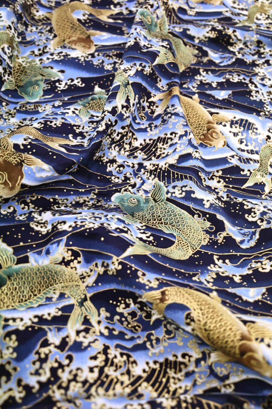 Tissu carpes dorées dans vagues bleues. Japanese fabric.