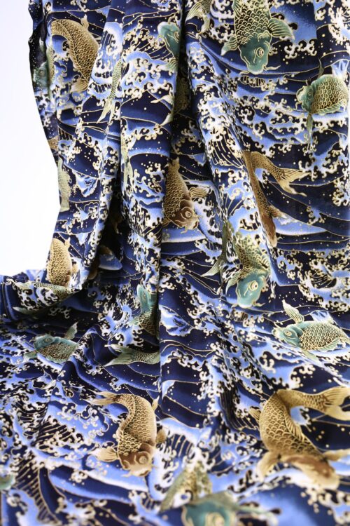 Tissu carpes dorées dans vagues bleues. Japanese fabric.