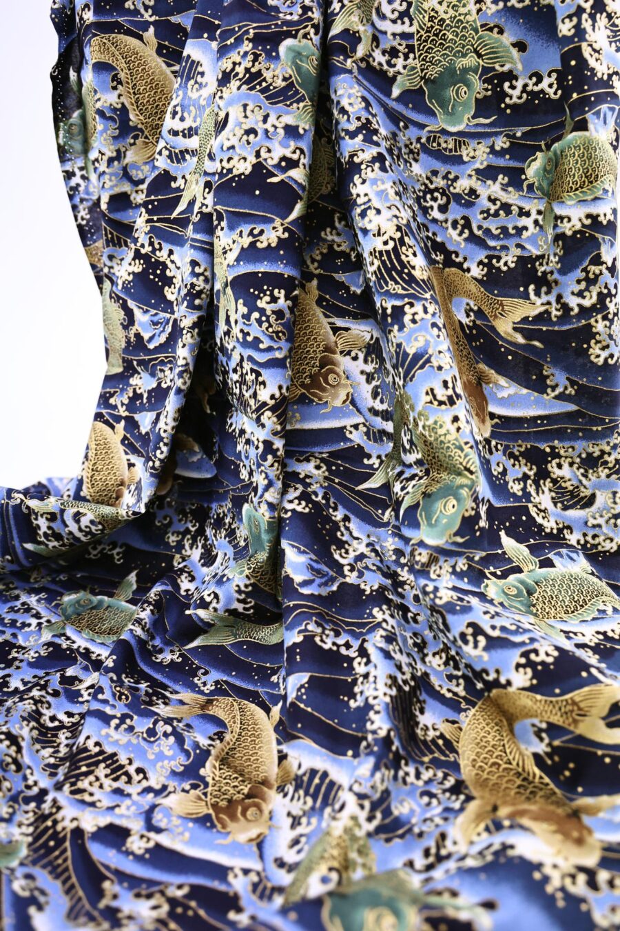 Tissu carpes dorées dans vagues bleues. Japanese fabric.