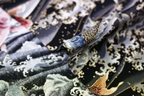 Tissu carpes dorées dans vagues noires. Japanese fabric