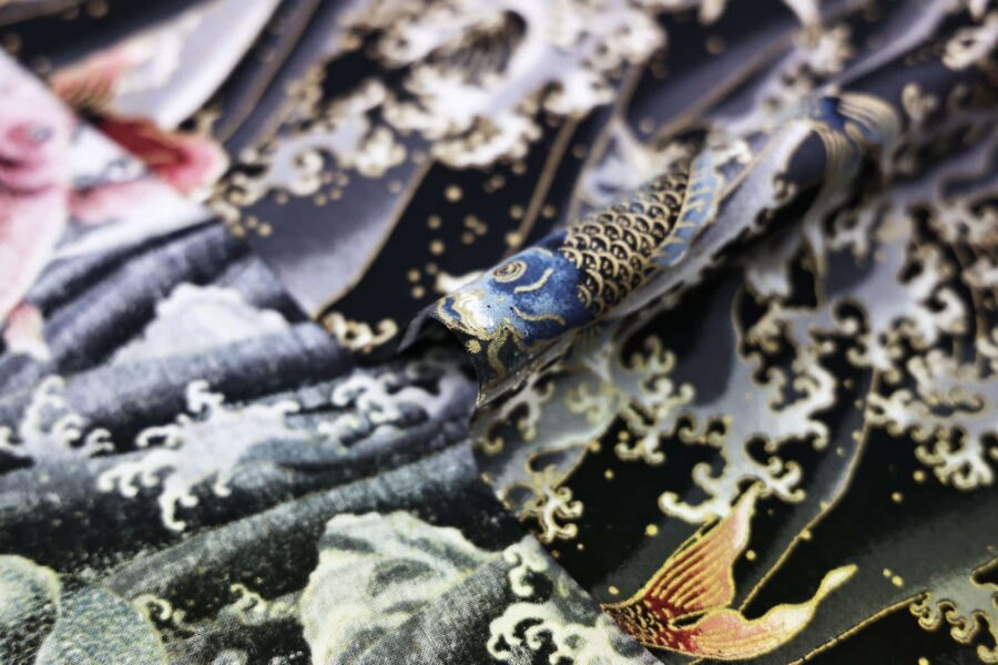 Tissu carpes dorées dans vagues noires. Japanese fabric