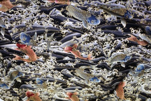 Tissu carpes dorées dans vagues noires. Japanese fabric