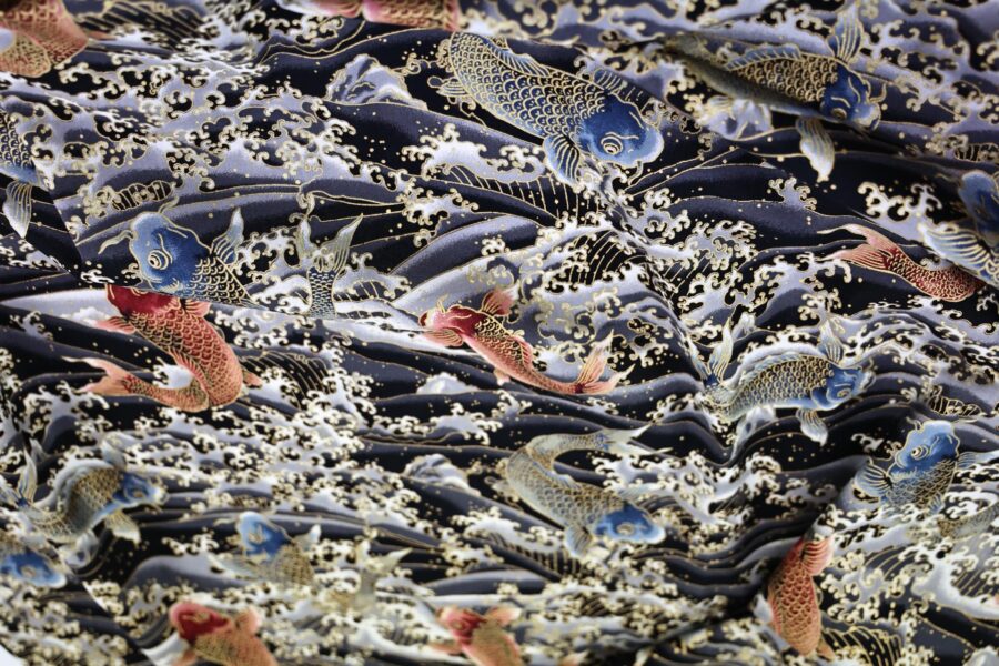 Tissu carpes dorées dans vagues noires. Japanese fabric