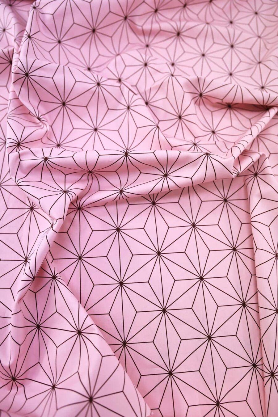 Tissu manga Japonais Asanoha fond rose. Nezuko fabric. Japanese Fabric