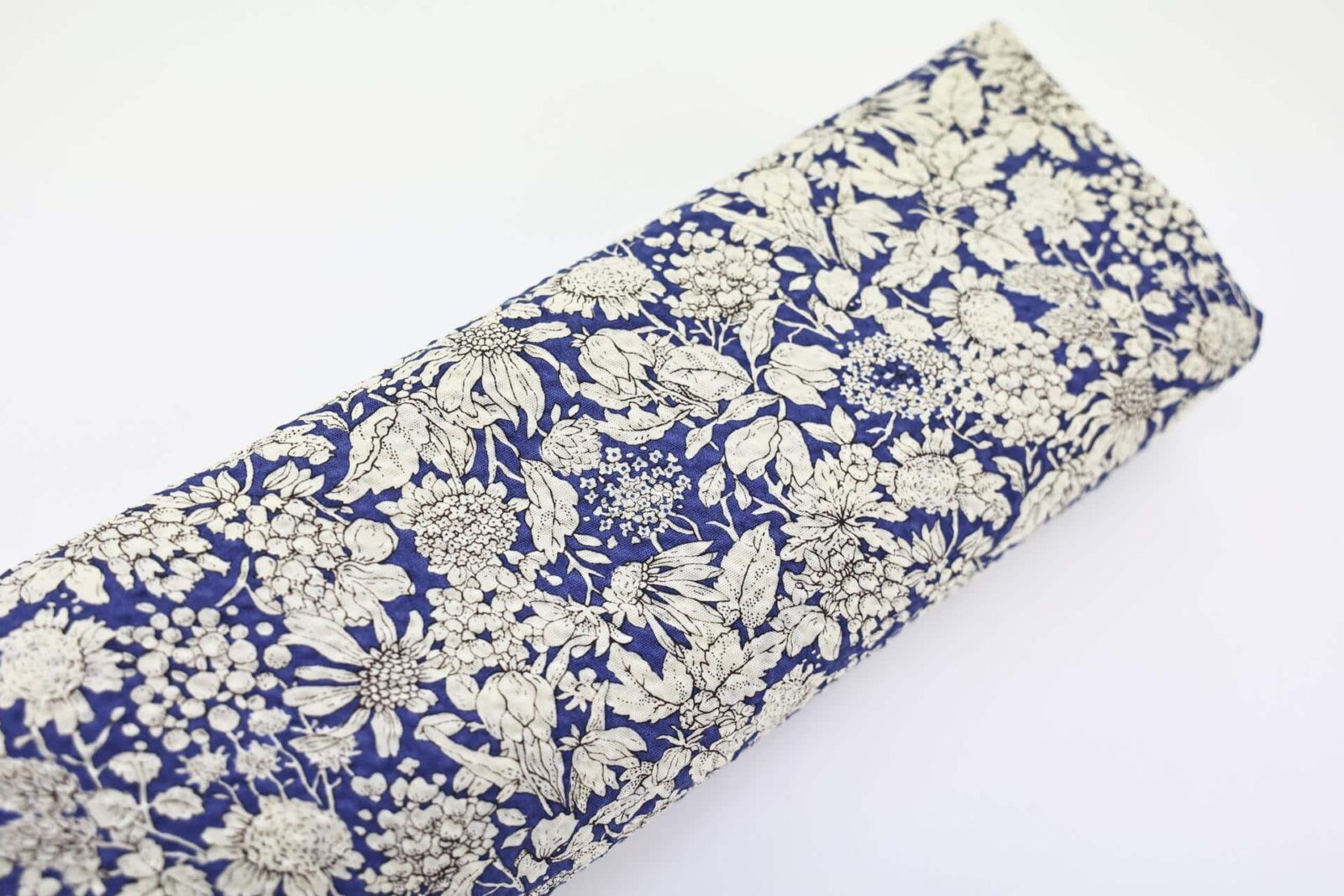 Tissu seersucker fleurie type liberty fond bleu. Japanese fabric. Japanese fabrics