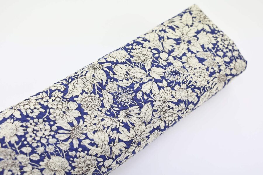 Tissu seersucker fleurie type liberty fond bleu. Japanese fabric. Japanese fabrics