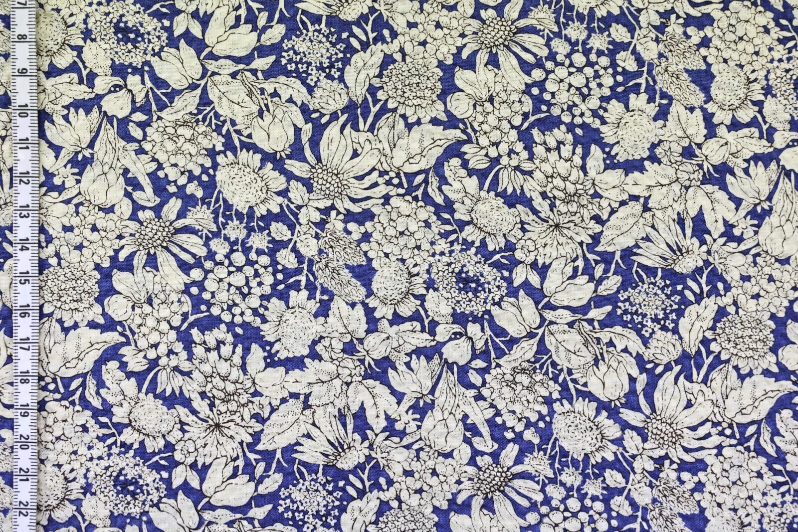 Tissu seersucker fleurie type liberty fond bleu. Japanese fabric. Japanese fabrics