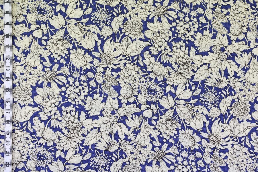Tissu seersucker fleurie type liberty fond bleu. Japanese fabric. Japanese fabrics