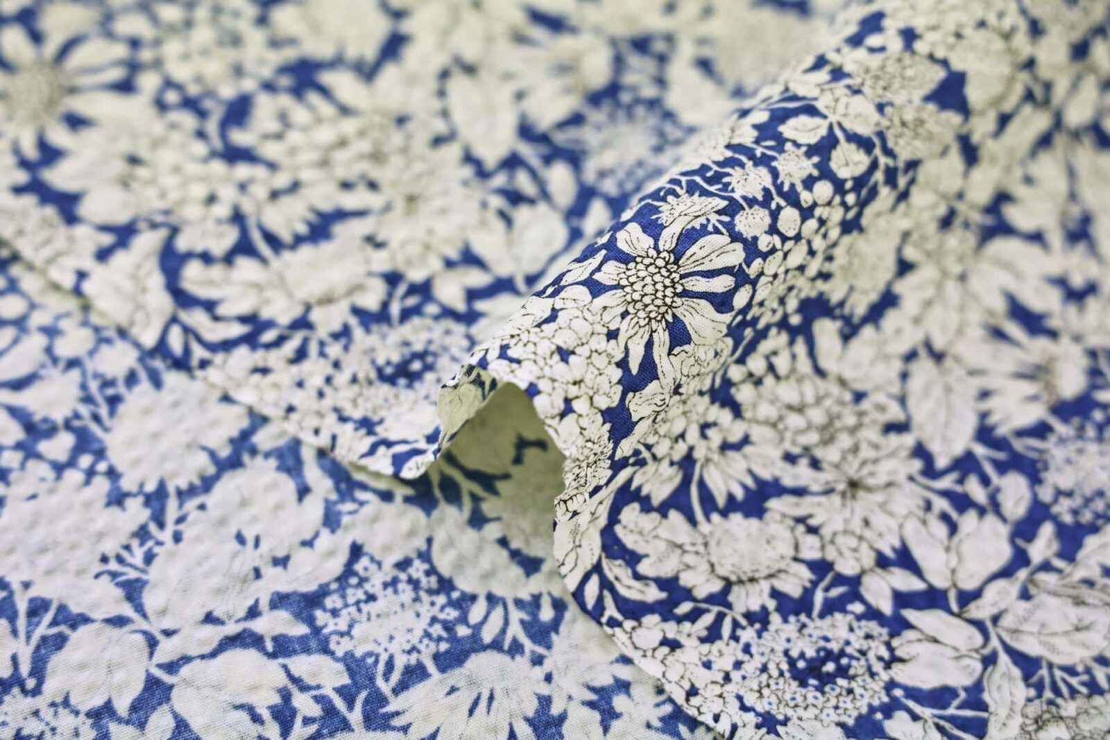 Tissu seersucker fleurie type liberty fond bleu. Japanese fabric. Japanese fabrics