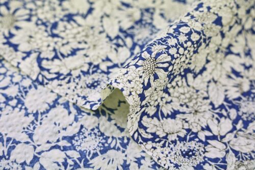Tissu seersucker fleurie type liberty fond bleu. Japanese fabric. Japanese fabrics