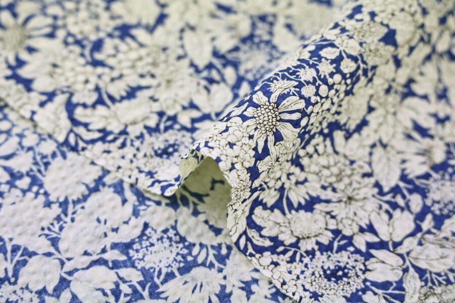 Tissu seersucker fleurie type liberty fond bleu. Japanese fabric. Japanese fabrics