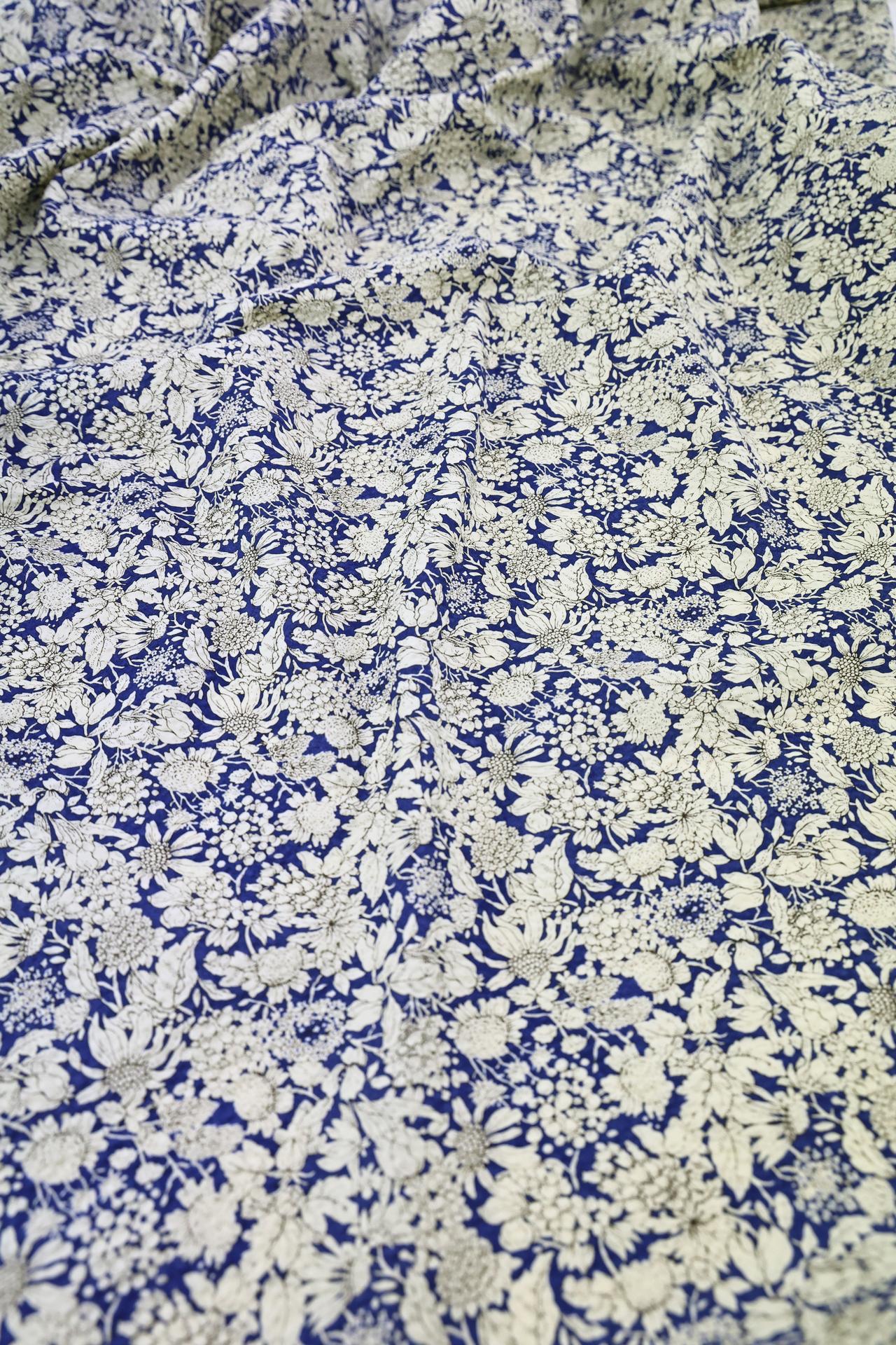 Tissu seersucker fleurie type liberty fond bleu. Japanese fabric. Japanese fabrics