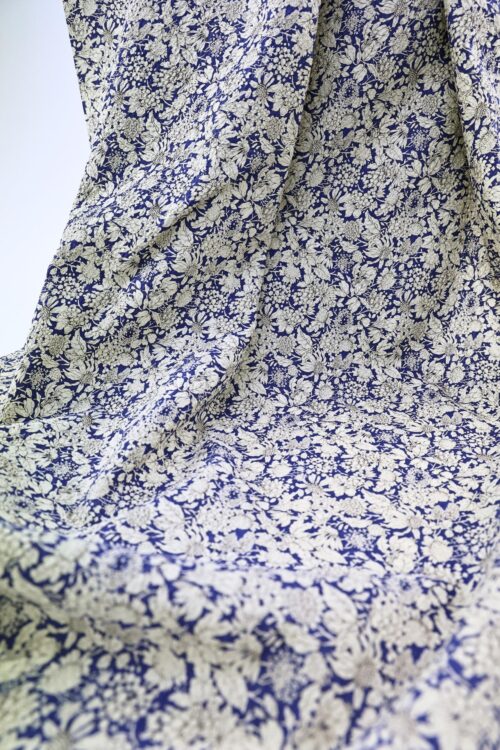 Tissu seersucker fleurie type liberty fond bleu. Japanese fabric. Japanese fabrics