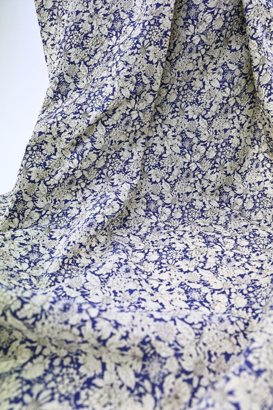 Tissu seersucker fleurie type liberty fond bleu. Japanese fabric. Japanese fabrics