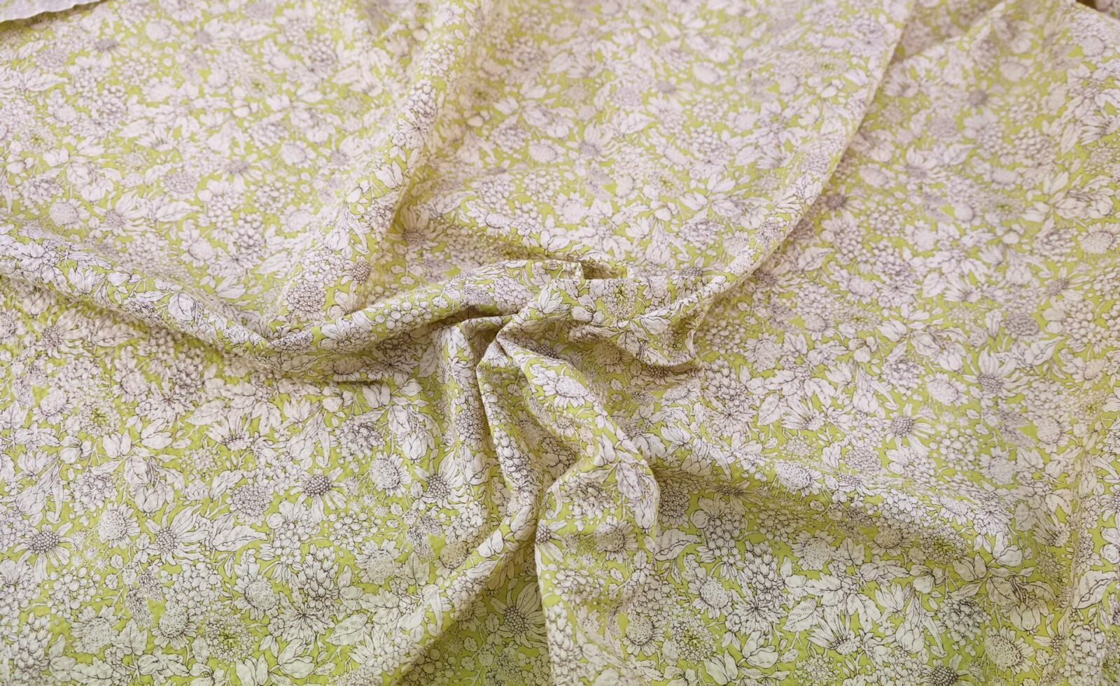 Tissu seersucker fleurie type liberty fond jaune. Japanese fabric
