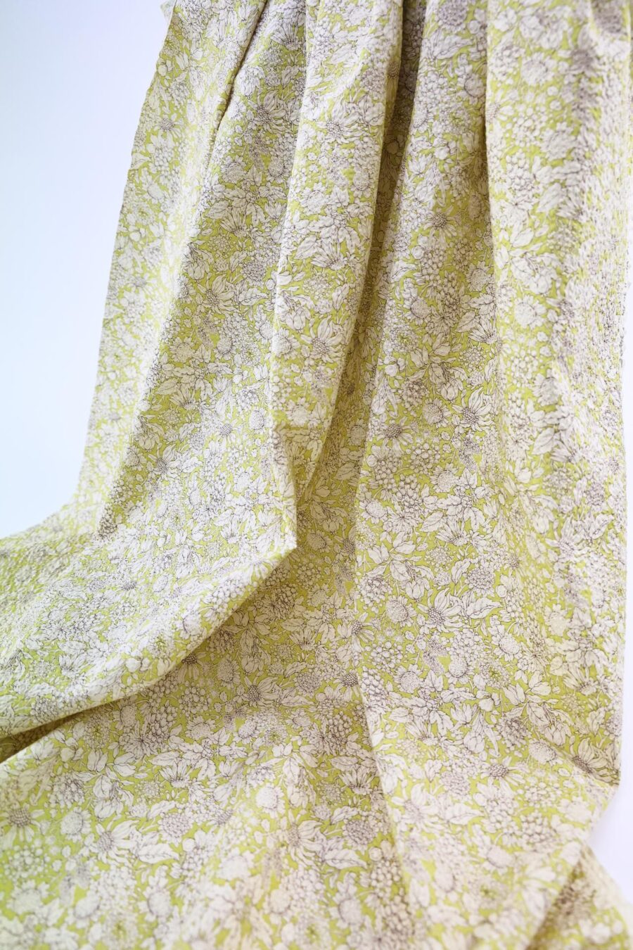 Tissu seersucker fleurie type liberty fond jaune. Japanese fabric