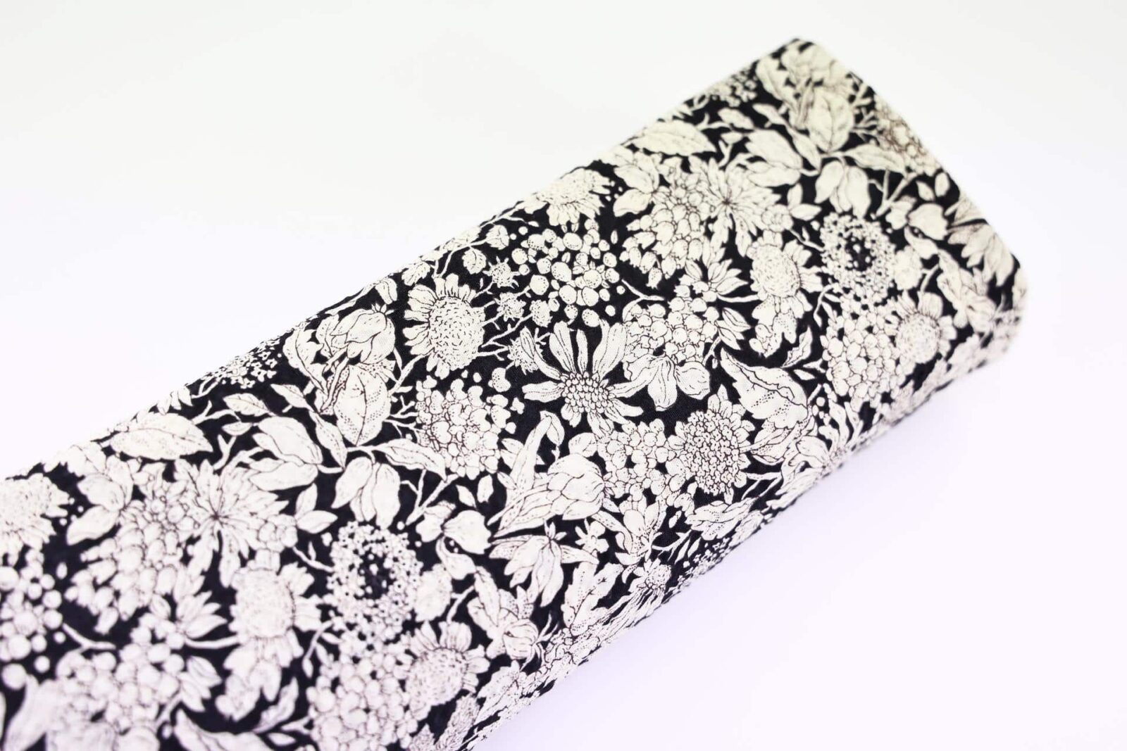 Tissu seersucker fleurie type liberty fond noir. Japanese Fabric. Japanese fabrics