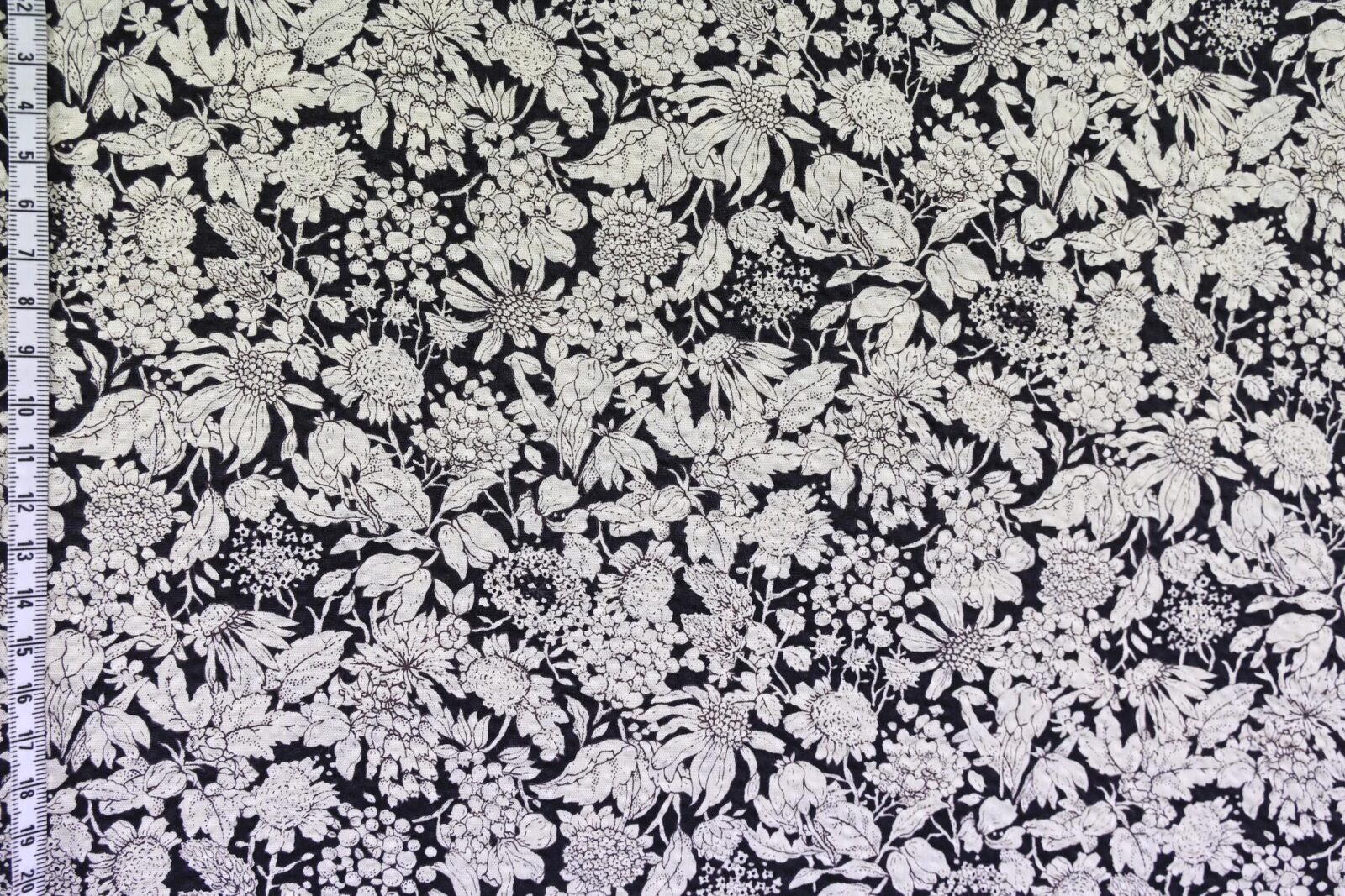Tissu seersucker fleurie type liberty fond noir. Japanese Fabric. Japanese fabrics