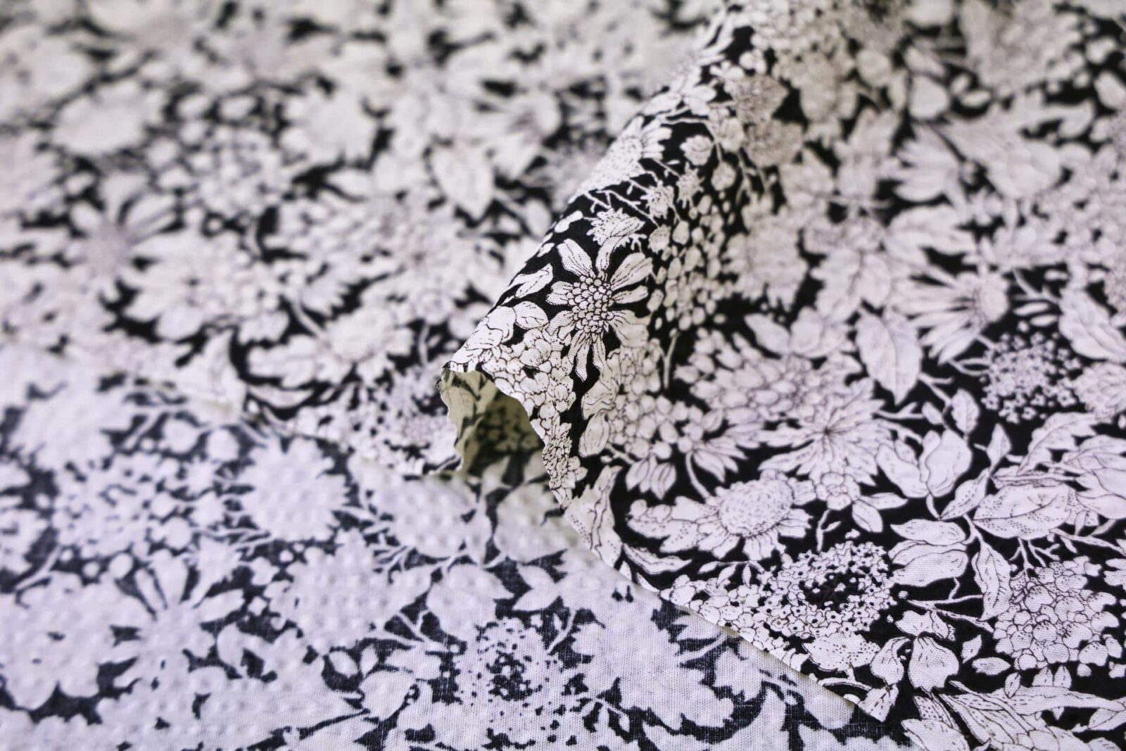 Tissu seersucker fleurie type liberty fond noir. Japanese Fabric. Japanese fabrics
