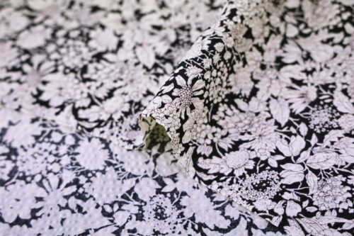 Tissu seersucker fleurie type liberty fond noir. Japanese Fabric. Japanese fabrics