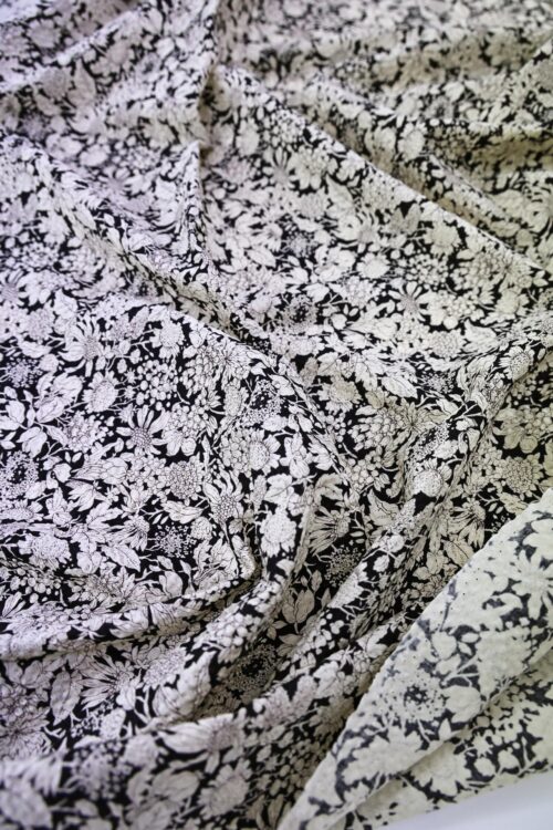Tissu seersucker fleurie type liberty fond noir. Japanese Fabric. Japanese fabrics