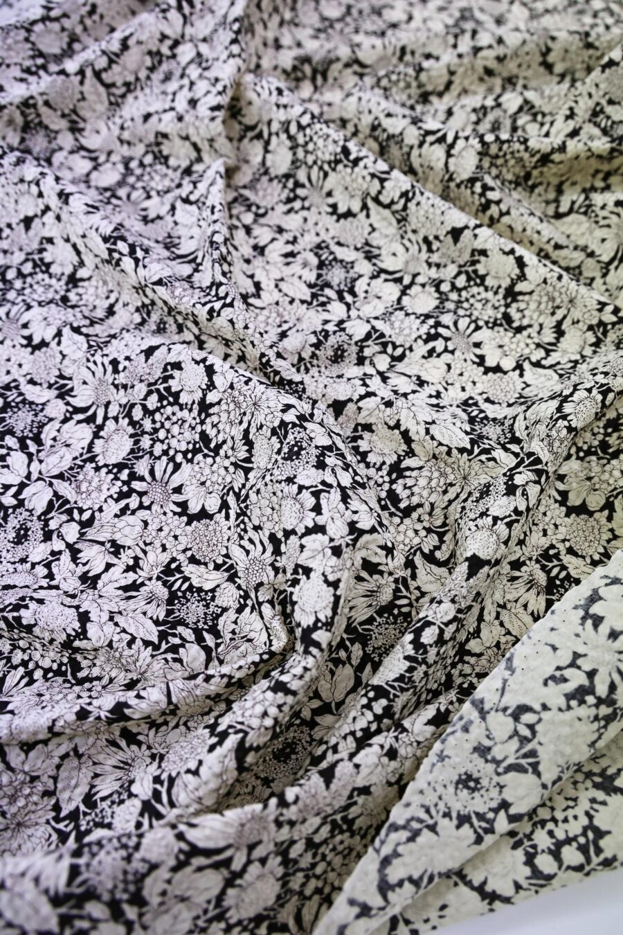 Tissu seersucker fleurie type liberty fond noir. Japanese Fabric. Japanese fabrics