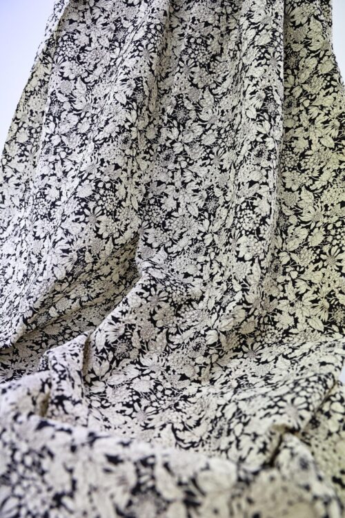 Tissu seersucker fleurie type liberty fond noir. Japanese Fabric. Japanese fabrics