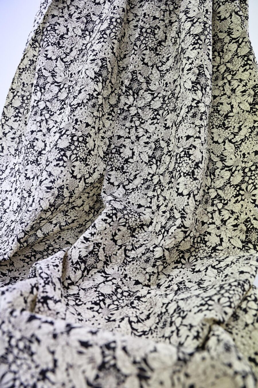 Tissu seersucker fleurie type liberty fond noir. Japanese Fabric. Japanese fabrics