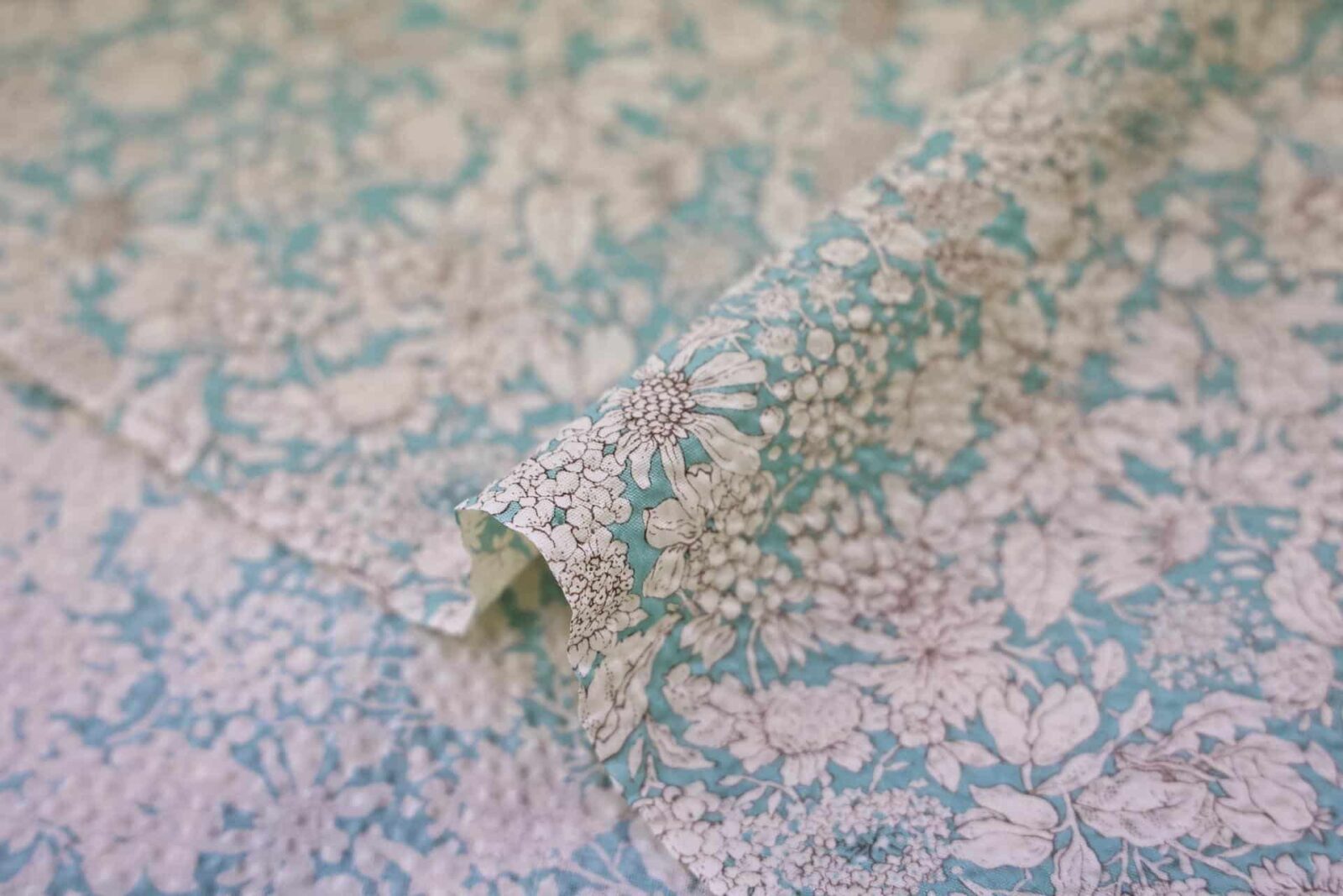 Tissu seersucker fleurie type liberty fond turquoise. Japanese fabric
