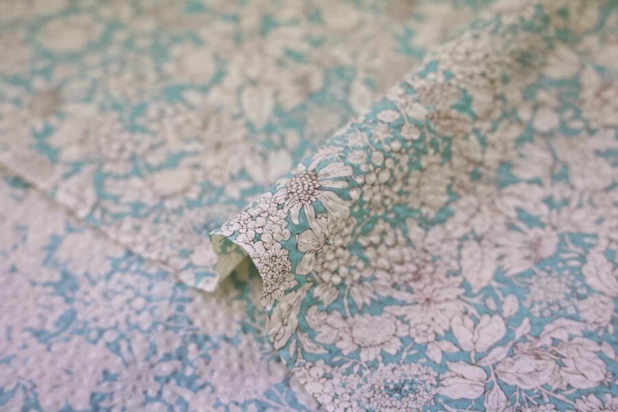 Tissu seersucker fleurie type liberty fond turquoise. Japanese fabric