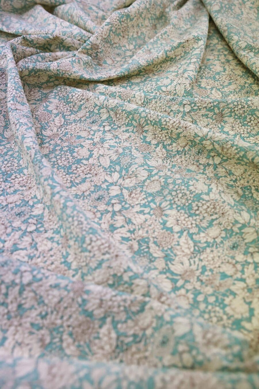 Tissu seersucker fleurie type liberty fond turquoise. Japanese fabric