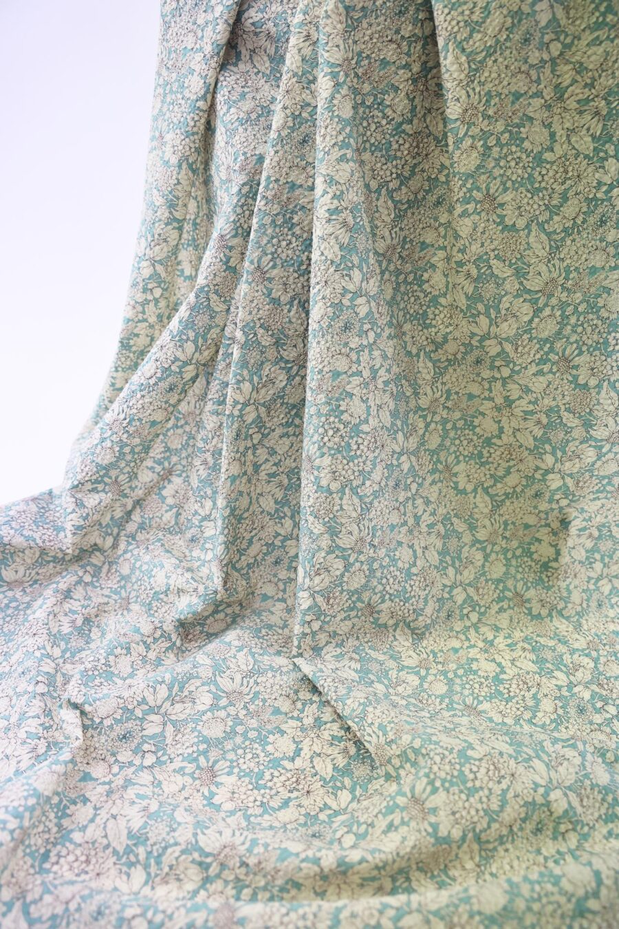 Tissu seersucker fleurie type liberty fond turquoise. Japanese fabric