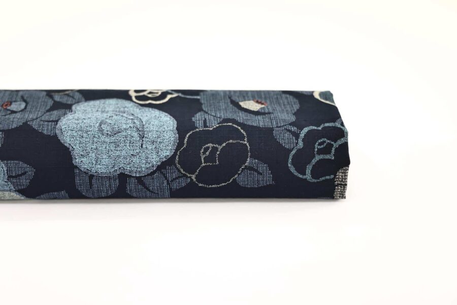 Coton dobby Japonais floral Tsubaki marine. Japanese fabric. Kobayashi fabric