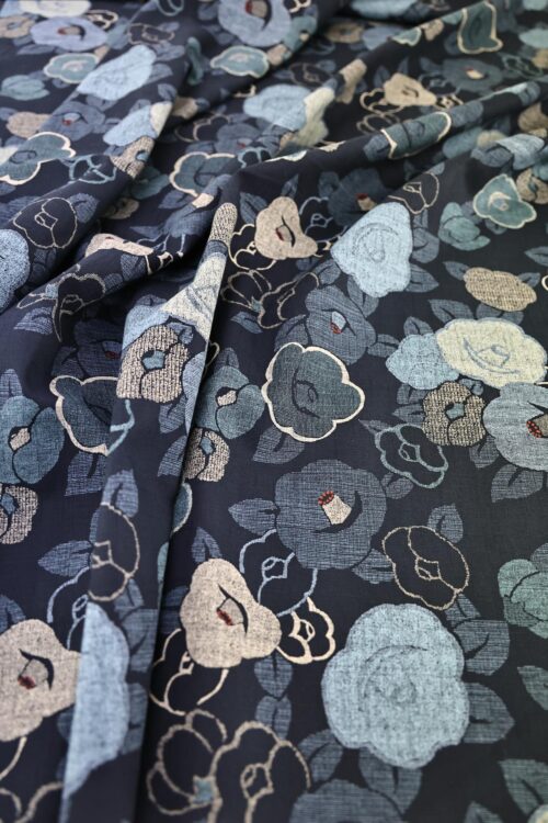 Coton dobby Japonais floral Tsubaki marine. Japanese fabric. Kobayashi fabric