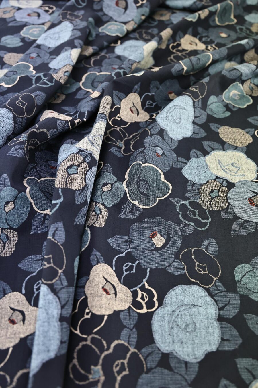 Coton dobby Japonais floral Tsubaki marine. Japanese fabric. Kobayashi fabric