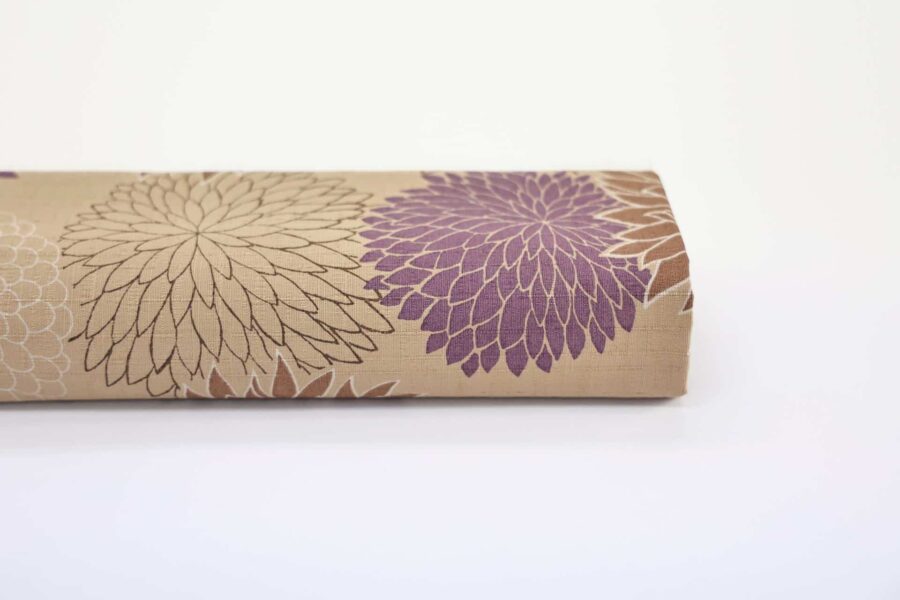 Tissu Japonais Chrysanthèmes en éclat fond beige. Japanese fabric. Kobayashi fabric