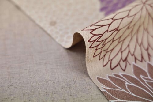 Tissu Japonais Chrysanthèmes en éclat fond beige. Japanese fabric. Kobayashi fabric