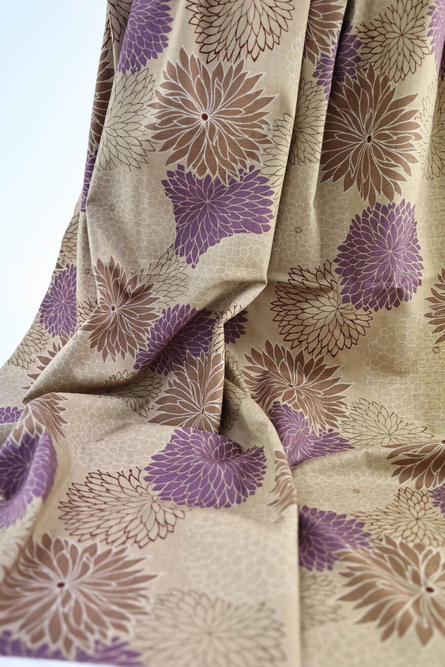 Tissu Japonais Chrysanthèmes en éclat fond beige. Japanese fabric. Kobayashi fabric